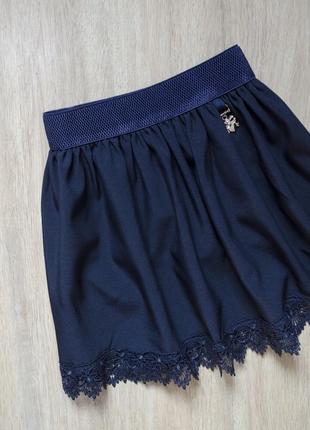 Красивая юбка на резинке декорирована кружевом