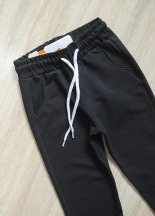 Спортивні штани з прорезаными кишенями і манжетами внизу