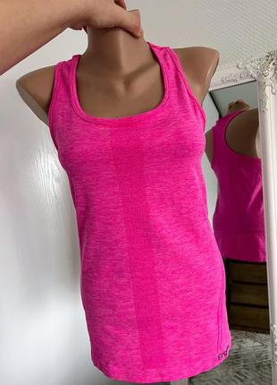 Яркая спортивная майка для бега малиновая яркая майка для тренировок ergee m неоновая майка