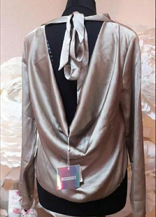 Нежная блуза с красивой спинкой цвета хаки