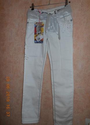Новые белые джинсы