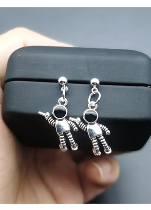 Серебристые серьги космонавты