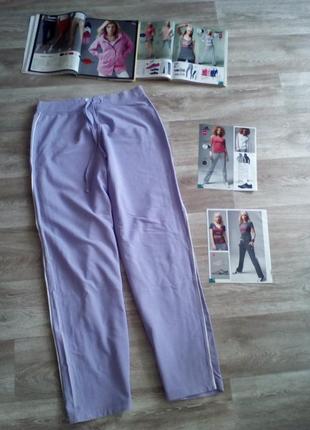 Хорошенькие сиреневые спортивные штанишки с высокой посадкой