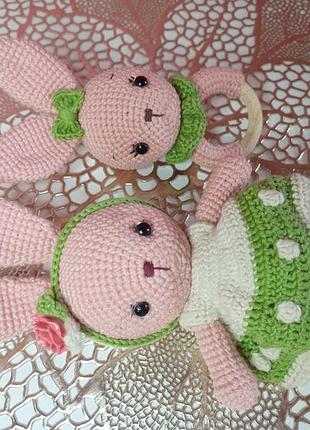 Вязаная зайка в платье и погремушка для иалышей с кольцом