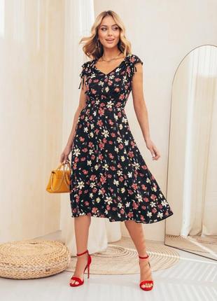 Жіночне плаття зі штапелю з квітчастим принтом