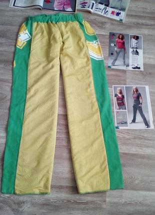 Зеленые с желтой вставкой - сеткой спортивные брюки с карманами l. red chic2 фото