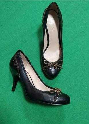 Туфлі з декором зі змійок і клепок guess