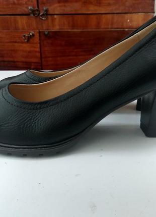 Шкіряні туфлі на середньому каблуку бренду damart2 фото