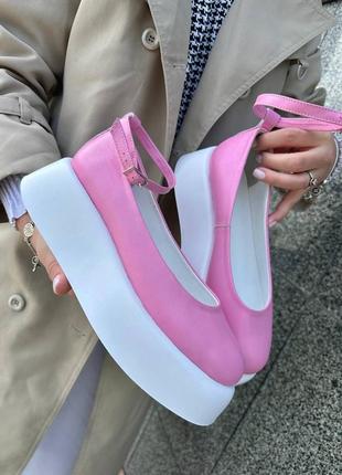 Натуральные кожаные розовые туфли на белой танкетке2 фото