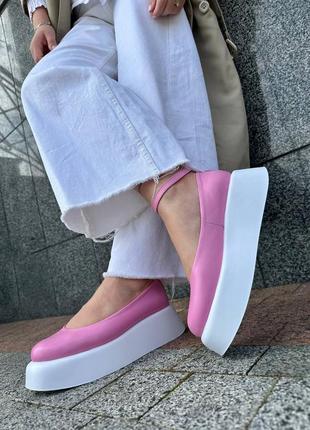 Натуральные кожаные розовые туфли на белой танкетке6 фото