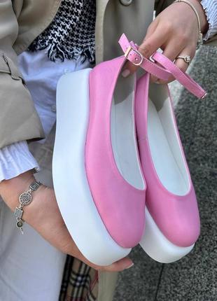 Натуральные кожаные розовые туфли на белой танкетке1 фото
