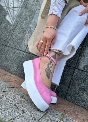 Натуральные кожаные розовые туфли на белой танкетке4 фото