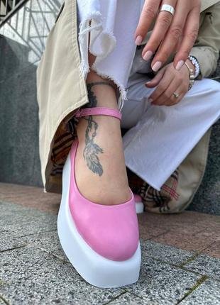 Натуральные кожаные розовые туфли на белой танкетке5 фото