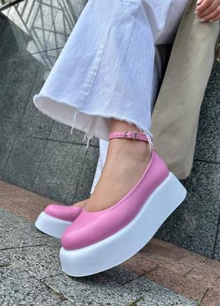 Натуральные кожаные розовые туфли на белой танкетке7 фото