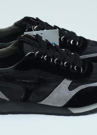 Женские кроссовки японского бренда mizuno