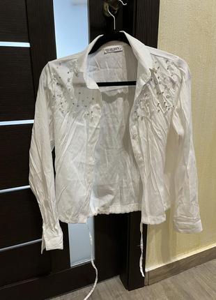 Белая рубашка с жемчугом укороченная rubin