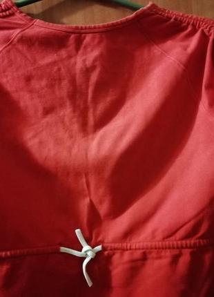 Червона спортивна футболка цікава і незвичайна.2 фото