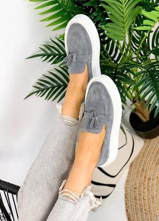 698 красивые серые лоферы на повышенной подошве с кисточкой натуральная замша