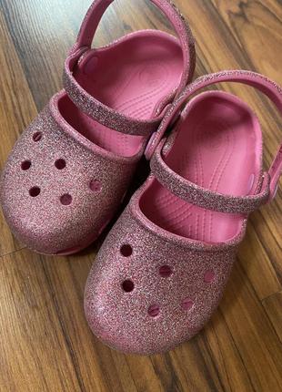 Босоножки на девочку crocs