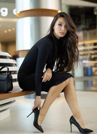 Женское черное базовое облегающее платье в рубчик