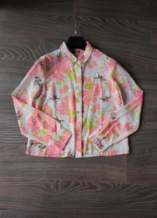 Нежная блузка с яркими цветами.