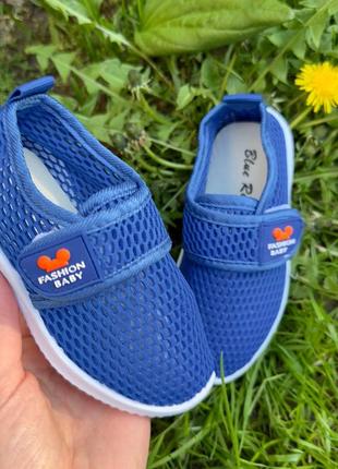 Легенькі кросівки у сіточку