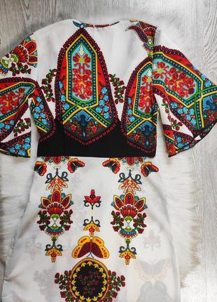 Біле різнобарвне довге плаття в підлогу принтом малюнком квітковий орнамент виріз декольт10 фото