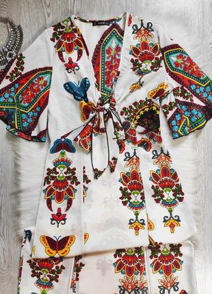 Біле різнобарвне довге плаття в підлогу принтом малюнком квітковий орнамент виріз декольт3 фото