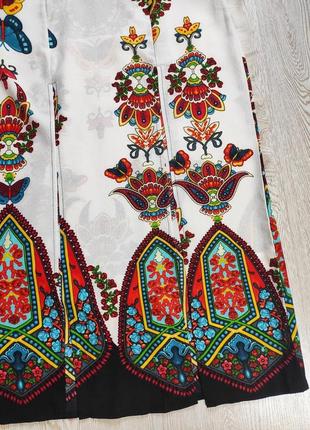 Біле різнобарвне довге плаття в підлогу принтом малюнком квітковий орнамент виріз декольт9 фото