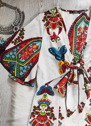 Біле різнобарвне довге плаття в підлогу принтом малюнком квітковий орнамент виріз декольт5 фото