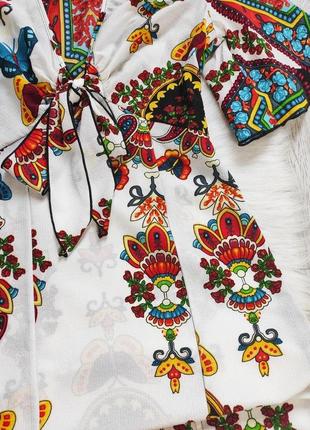 Біле різнобарвне довге плаття в підлогу принтом малюнком квітковий орнамент виріз декольт4 фото