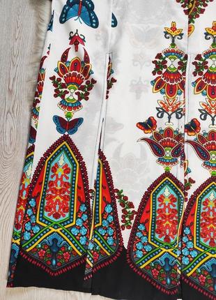 Біле різнобарвне довге плаття в підлогу принтом малюнком квітковий орнамент виріз декольт8 фото