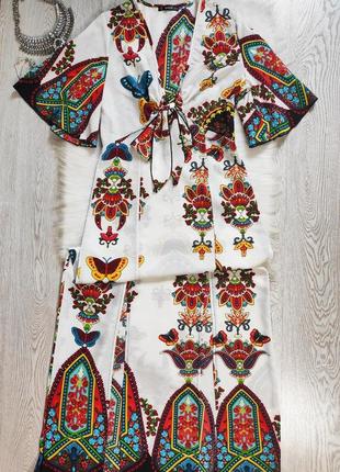 Біле різнобарвне довге плаття в підлогу принтом малюнком квітковий орнамент виріз декольт2 фото