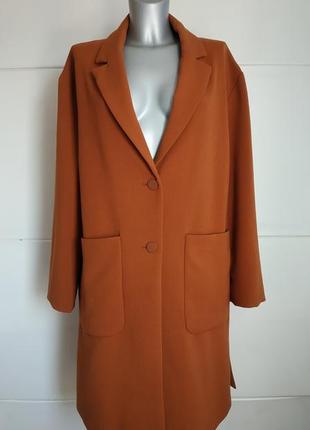Стильное пальто bershka прямого кроя с боковыми разрезами и большими накладными карманами