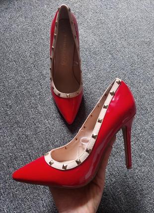 Брендовые красные классические лакированные туфли лодочки в стиле rockstud от valentino
