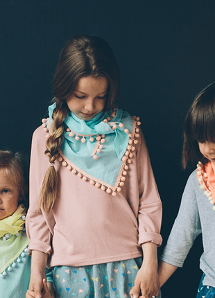 Шийний хустку персиково-чорний з пампонами!