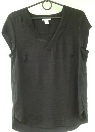 Чёрная блузка с коротким рукавом.