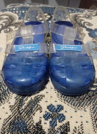 Босоножки для мальчика от бренда river island.