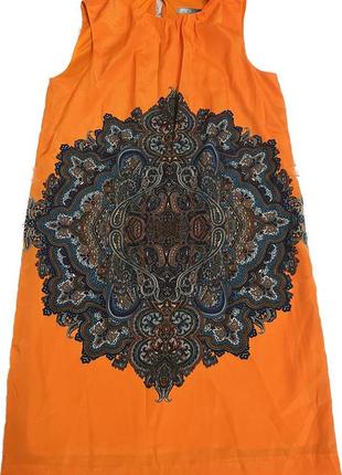 Яркое стильное оранжевое платье с принтом с