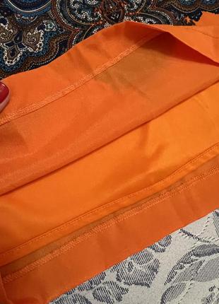 Яркое стильное оранжевое платье с принтом с8 фото
