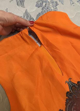 Яркое стильное оранжевое платье с принтом с6 фото