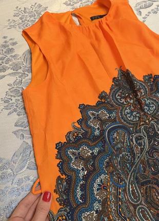 Яркое стильное оранжевое платье с принтом с7 фото