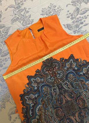 Яркое стильное оранжевое платье с принтом с3 фото