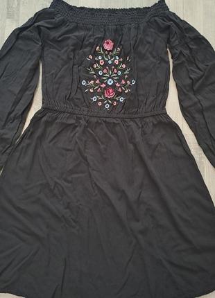 Черное платье с открытыми плечами и вышивкой