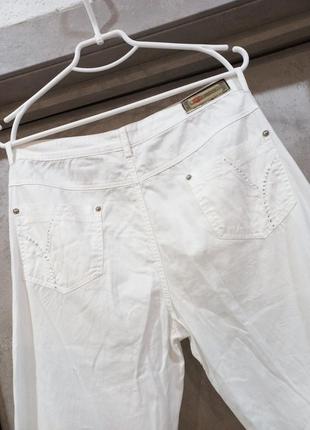 Очень красивые, фирменные, белые бриджи5 фото