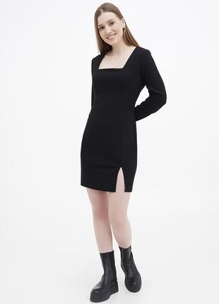 Красиве чорне плаття з вирізом каре