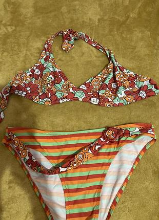 Яскравий купальник