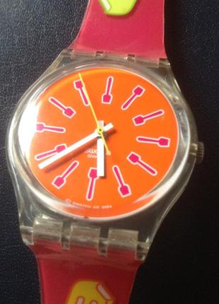 Годинник на ходу. swatch.