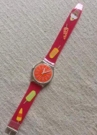 Часы на ходу.  swatch.