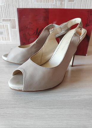 Босоніжки шкіряні на підборах